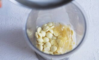 Voeg gelatine met witte chocolade toe aan een hoog glas en vul met melk. Meng alles grondig met een blender. Laat de ganache afkoelen en roer er dan de slagroom door. 