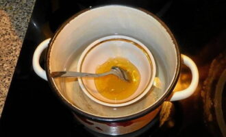 We heat the honey in a water bath so that it is sufficiently liquid and mixes well with other products.