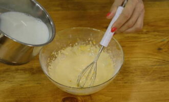 Combina la masa resultante con 3 cucharadas de leche y bátela bien. La leche restante se debe calentar a fuego lento y combinar con la mezcla de yemas, sin dejar de remover. No debemos añadirlo inmediatamente, sino poco a poco, vertiendo en un chorro fino.  