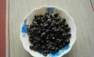 How to make jelly from frozen berries and starch at home? Place frozen berries on a plate. We wash them with water. If necessary, remove leaves and branches.