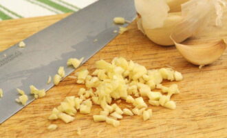 Peel the garlic and finely chop it with a knife.