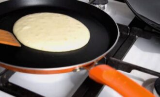 Heat up the frying pan. There is no need to use vegetable oil. Pour in 1-2 tablespoons of thick dough. Fry over medium heat.