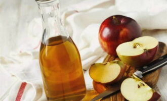 Préparez une solution de vinaigre de cidre de pomme et d'eau dans un rapport de 1:5 et plongez chaque morceau de viande, puis séchez-les soigneusement. 