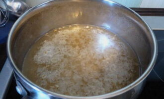 How to make oatmeal jelly at home? Place oatmeal in a saucepan and cover with water. Leave the cereal overnight at room temperature. During this time, fermentation should begin.