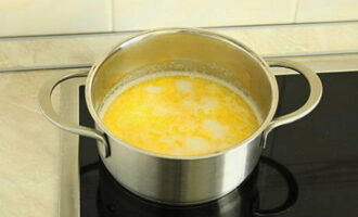 ¿Cómo hacer bizcocho de dedo según la receta clásica en casa? Cortar la mantequilla en cubos, ponerla en un cazo y ponerla al fuego, agregarle leche, agua, azúcar y sal. Mantén la mezcla a fuego lento hasta que la mantequilla se disuelva por completo.