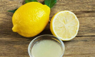 Wash the lemon and cut it into two parts. Squeeze the juice from half a lemon.