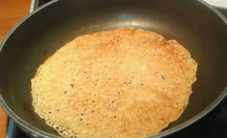 Đặt chảo rán lên lửa. Chiên bánh pancake trong bơ cho đến khi vàng nâu. Chúng tôi đặt một ít bột.