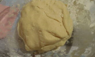 Knead the thick dough. We put a smaller part of it in the freezer for a while.