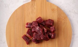 How to prepare the Georgian dish Chanakhi according to the classic recipe? Wash the meat and cut into cubes.