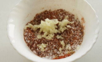 How to cook carpaccio at home? In a deep plate, combine salt, all the spices and half the chopped garlic. Mix.