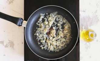 Hur lagar man utsökt borsjtj med surkål? Fyll nötköttet med vatten och ställ det på spisen. Medan buljongen kokar, förbered resten av ingredienserna. Hacka löken och stek den tills den är genomskinlig i vegetabilisk olja.