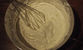 Vamos começar a preparar o creme de leite: moa a manteiga amolecida em temperatura ambiente com o açúcar e misture com o creme de leite. Bata a mistura finalizada com uma batedeira até formar espuma.