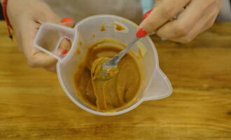 Verander ons notenmengsel met een blender in een pasta. Zorg ervoor dat u de blender op maximale snelheid inschakelt, zodat de pasta vettig wordt. 