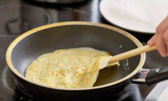 Agafeu una paella i arrebossem-la amb oli vegetal perquè no es cremin els panellets. Per a una creps necessitareu una mica menys d'un cullerot de massa. Distribuïu la massa per tota la paella. Per fer-ho, inclineu-lo lleugerament cap als costats, deixant que s'estengui la massa. 