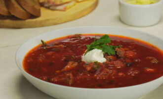 Deixe o borscht fermentar e você pode servir com creme de leite e pão.