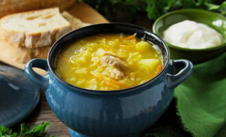 Add chopped herbs and cook over low heat for a couple of minutes. Remove the finished cabbage soup from the heat, cover with a lid and leave for half an hour. 