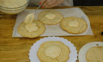 Empezamos a engrasar las tartas terminadas con nata, recogiendo la base del bizcocho.