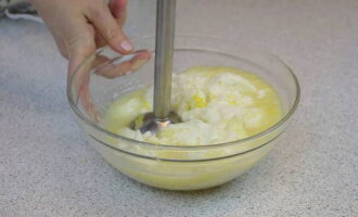 Transfer the lemon mixture to the semolina porridge. Beat the mixture until smooth. 