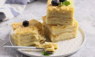 Coloca el pastel en el refrigerador para que se remoje durante varias horas, luego puedes servirlo con té.