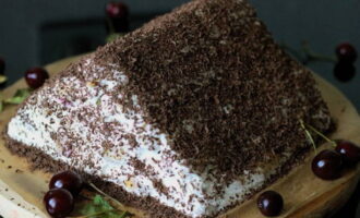 Po tem odstranite folijo za živila in torto potresite s čokoladnimi koščki. Torta Monastic Hut je pripravljena. 