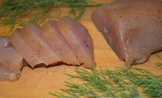 Cut the finished carpaccio into slices. Bon appetit!