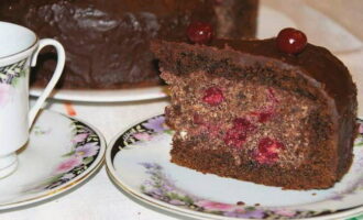 Cubre el bizcocho con glaseado de chocolate, decora con cerezas enteras y déjalo reposar un rato. Entonces podrás disfrutar de este magnífico manjar.