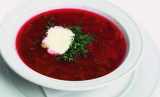 Server klassisk borscht med creme fraiche og krydderurter. 