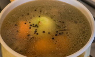 Passer le bouillon au tamis, couper la viande des os et laisser servir, retirer les légumes. 