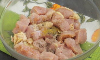 Wash the turkey fillet, cut into cubes, place in a bowl, add salt, curry and ground pepper, mix.