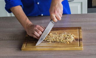 Picar las nueces con un cuchillo y secarlas en una sartén caliente.