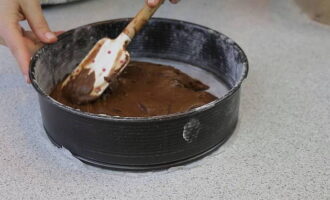 Place the sticky dough into a baking pan. Distribute the product evenly. Bake the cake for 40 minutes at 180 degrees.