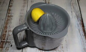 Perah jus daripada lemon menggunakan sebarang kaedah yang mudah.