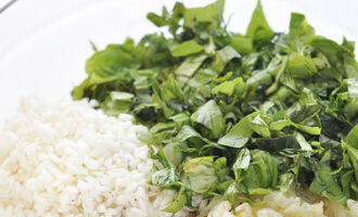 Descasque a cebola, pique finamente e frite na manteiga até ficar macia. Ferva o arroz por 2-3 minutos e escorra a água. Lave as verduras e pique finamente. Misture a carne picada, as ervas, a cebola frita e o arroz em uma tigela, acrescente o cominho, a pimenta moída e o sal. Misture bem a carne picada com as mãos.