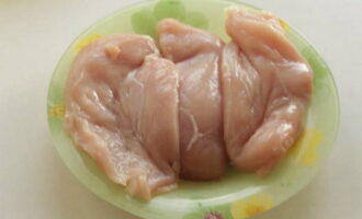 We wash the chicken breast pieces under water and let them dry.