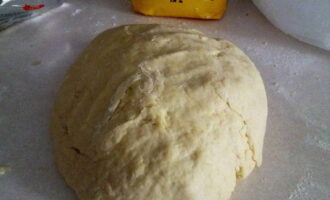 Next, add the appropriate yeast to the bowl and knead into a homogeneous dough. Leave it to rise in a warm place for about an hour.