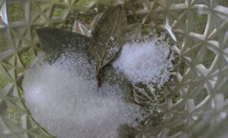 Taip pat įberkite porą šaukštelių cukraus.