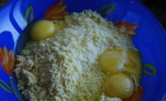 Break three chicken eggs into the grated product.