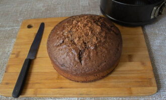 Retire a massa de biscoito acabada da forma. Deixe o produto esfriar.