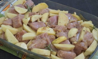 Mix potatoes and meat, add bay leaf and rosemary. Place turkey and potatoes in an ovenproof dish.