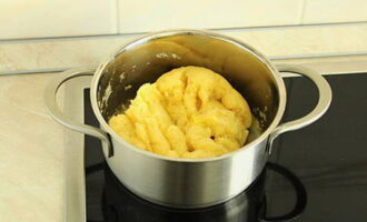 Mix the flour into the liquid with quick movements, the flour should brew well and the dough will begin to lag behind the walls.