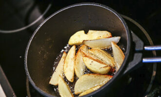 Cut the potatoes into slices and deep-fry them separately.