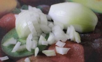 Peel the onion and cut into cubes.