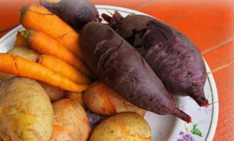 Cool the beets, carrots and potatoes and peel them.