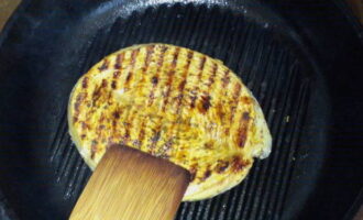 Heat a grill pan and coat it with butter. Place the marinated steaks here.