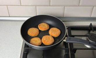 Faça costeletas redondas com as mãos, passe-as na semolina e frite em óleo vegetal dos dois lados. Em média, cada lado levará de 4 a 5 minutos.