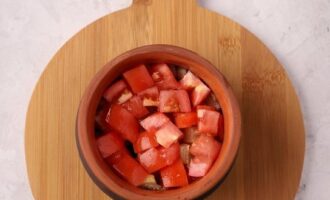 Place layers of meat, eggplant, potatoes, onions and tomatoes in pots.