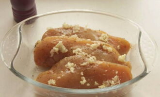 A day later, we wash the fillet again, dry it and put it in a bowl. Chop the remaining garlic and rub the meat with it.