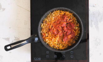 Secara berasingan, goreng lobak merah parut. Masukkan pes tomato ke dalamnya, kacau dan masak dengan api perlahan selama 5-10 minit.