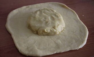 Drys bordet med mel, læg den hævede dej ud, ælt den med hænderne og del den i to dele, rul hver del til runde kager. Læg fyldet på den ene tortilla, dæk den med den anden tortilla og kør en kagerulle henover for at presse fyldet ned. Luk kanterne af dejen.