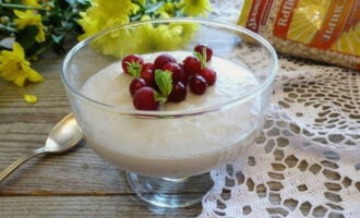 As soon as the jelly boils, remove the pan from the heat and pour into bowls. It can be served warm or chilled.